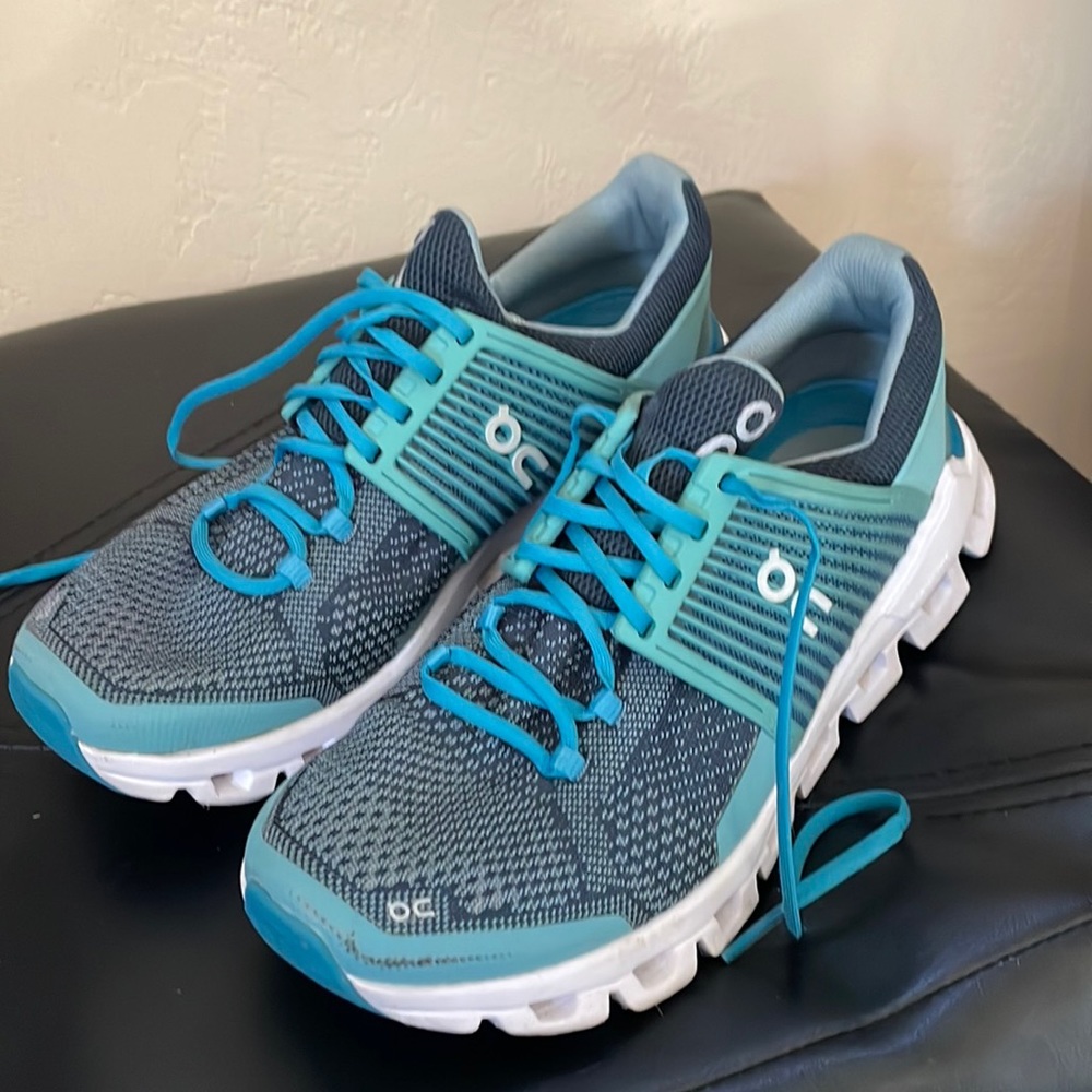 Women’s size 7.5 ON shoes.  Worn a few times.  Teal.